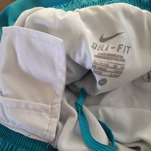 3 Nike fit dry running shorts - Picture 3 of 8
